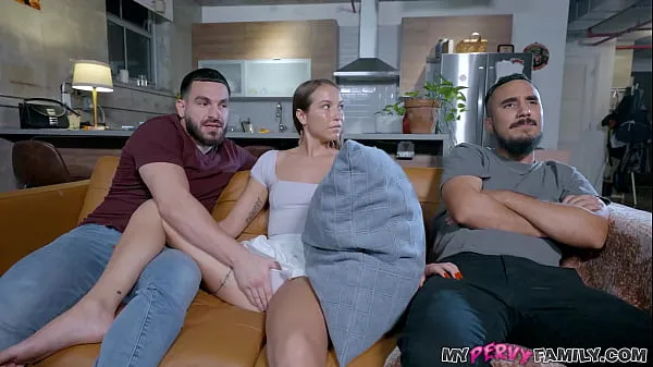 HD Cazzo in giro con la mia calda sorellastra mentre suo marito è accanto a lei - Violet Reign - MyPervyFamily migliori clip