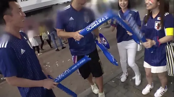 高清泡妞看世界杯！ 一时冲动，他约了两位看比赛的美女模特粉丝到他的酒店来一场性狂欢，并以硬核射精达到高潮顶部剪辑