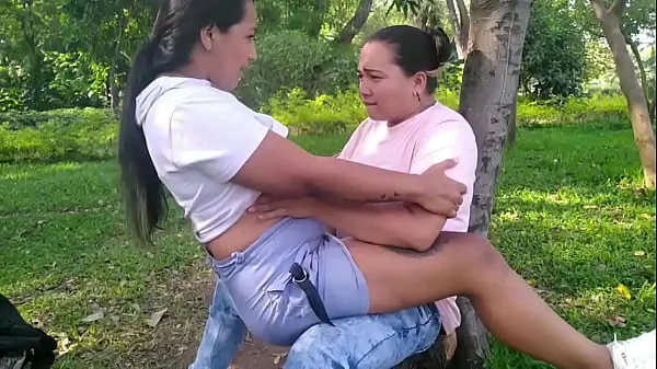 Klipy HD Michell and Paula go out to the public garden in Colombia and start having oral sex and fucking under a tree górne