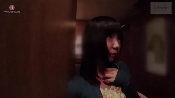 高清她正在与男友约会，当他的目光离开她时，她被接走，并被直接带到了一家酒店顶部剪辑