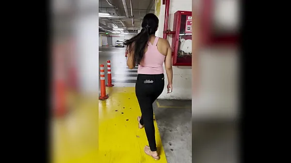 高清我帮助这个不知名的女孩在停车场找到了她的车，你无法想象她是如何感谢我的顶部剪辑