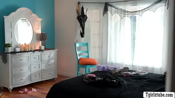 HD Die vollbusige Blondine Kenna James und ihre TS-Freundin Emma Rose bereiten sich auf ihre Kostümparty vor. Danach werden sie geil und fangen an, sich auf dem Bett zu küssen. Als nächstes lässt sie Emma zuerst ihre Muschi lecken, bevor sie ihren Schwanz in Top-Clips
