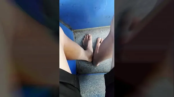 HD Jon Arteen walks barefoot on the street outdoors, the boy is barefoot in the crowded tram to the town center κορυφαία κλιπ