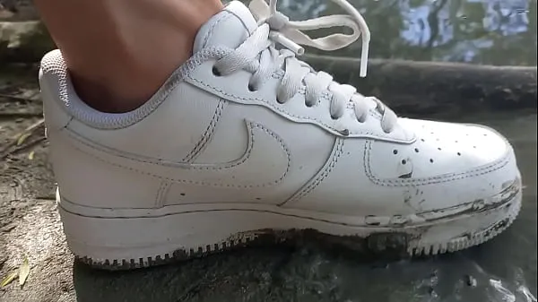 高清这个小伙子用他的白色运动鞋 Nike Air Force One AF1 不穿袜子践踏泥土 这段同性恋色情视频是关于男孩在大自然中的恋足癖。 乔恩·阿尔廷 (Jon Arteen) 是一位炙手可热的亚洲双胞胎模特。 这位性感小伙穿着白色运动鞋，Nike Air Force One AF1，没有穿袜子。 没穿袜子的小伙子在脏兮兮的泥巴里玩耍，用脚践踏、跺脚、碾压、发出声音顶部剪辑