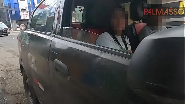 高清请支付出租车费用，一个陌生人没有钱支付出租车司机的费用，她要求我帮助她，以换取在车上操她顶部剪辑