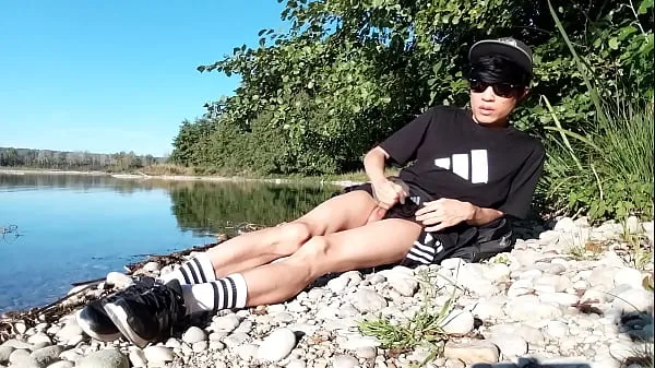高清性感的小伙子自慰，射在腿上，乔恩·阿尔廷 (Jon Arteen) 是一个性感的亚洲男孩，穿着阿迪达斯黑色 T 恤、短裤、白袜子和运动鞋顶部剪辑