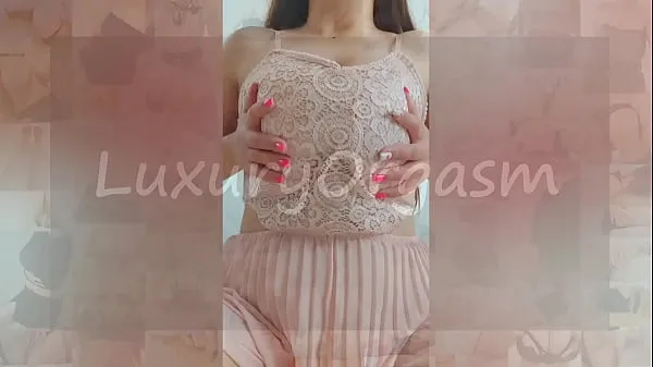 Clips HD Jolie fille en robe rose et cheveux bruns joue avec ses gros seins - LuxuryOrgasm supérieurs
