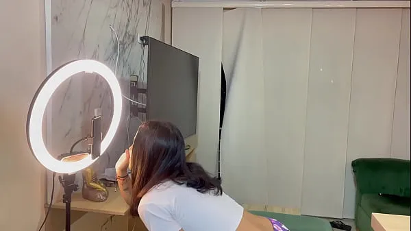 HD mi pequeña hermanastra de 18 quiere ser influenciadora y le ayudo con sus videos para aprovechar y follarmela üst Klipler